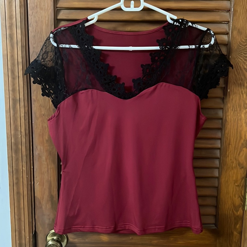 Women’s black and burgundy shirt size large Shein New. Runs small